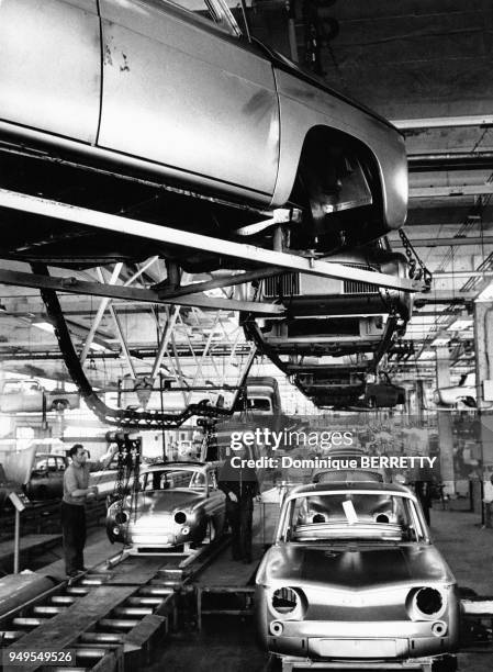 Chaîne de montage de voitures dans l'usine Renault de Flins-sur-Seine, dans les Yvelines, en France.