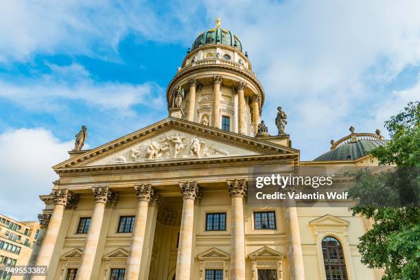 french cathedral, gendarmenmarkt, berlin, germany - französischer dom fotografías e imágenes de stock