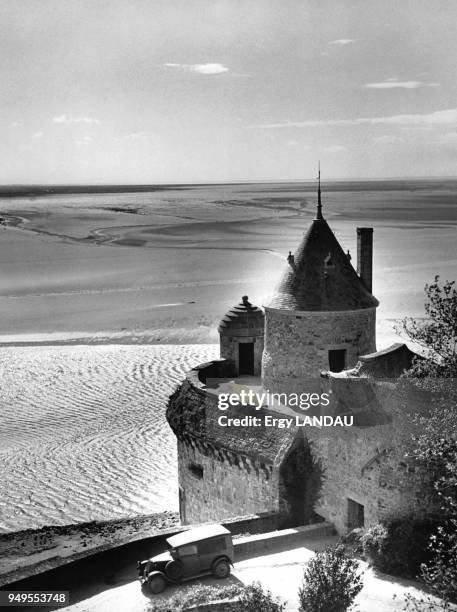 Vue de la baie du Mont-Saint-Michel à marée basse, dans la Manche, en France.