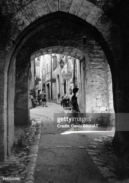 Rue de Saint-Paul-de-Vence, dans les Alpes-Maritimes, en France.