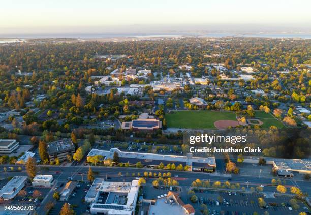 aerial: menlo park in silicon valley at sunset - silicon valley stock-fotos und bilder