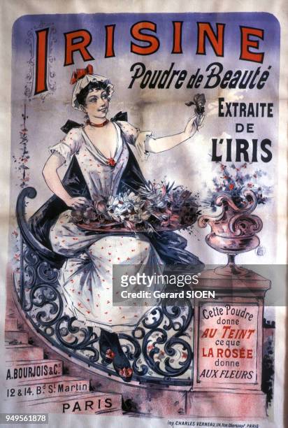 Affiche publicitaire ancienne pour un produit de beauté, au musée de la Parfumerie de Grasse, dans les Alpes-Maritimes, en France.