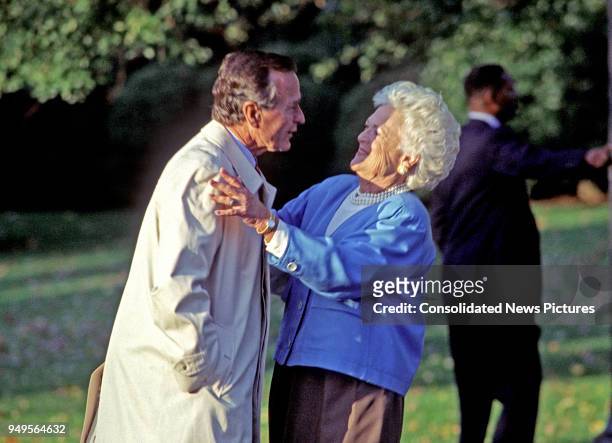 View of US President George HW Bush and Lady Barbara Bush on the South Lawn of the White House, Washington DC, October 23, 1992.