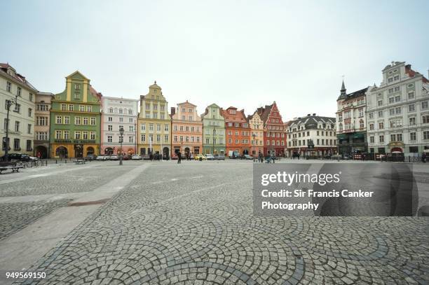 medieval salt market square (plac solny) in the old town of wroclaw, silesia, poland - marktplatz stock-fotos und bilder