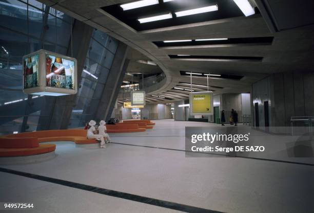 Hall de l'aéroport de Roissy-Charles-de-Gaulle à Roissy-en-France, dans le Val-d'Oise, France.