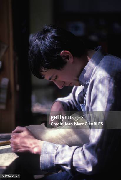 Apprenti luthier fabriquant un violon dans l'école de Lutherie de Mirecourt, dans les Vosges, France.