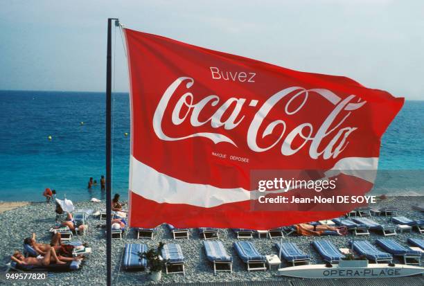 Drapeau publicitaire Coca-Cola sur la Promenade des Anglais à Nice, dans les Alpes-Maritimes, France.