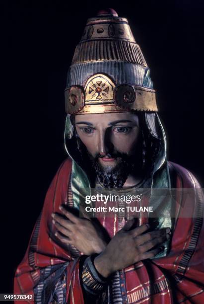 Statue en bois d'un roi mage de la crèche de Noël d'Orschwihr, dans le Haut-Rhin, France.