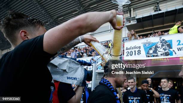 Phillip Tietz and Coach Steffen Baumgart of Paderborn celebration after the 3. Liga match between SC Paderborn 07 and SpVgg Unterhaching at Benteler...