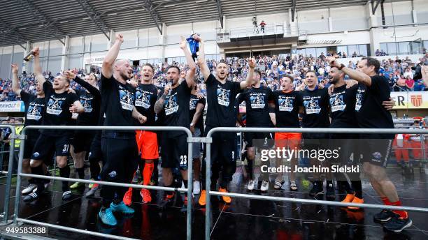 The Team of Paderborn celebrate after the 3. Liga match between SC Paderborn 07 and SpVgg Unterhaching at Benteler Arena on April 21, 2018 in...