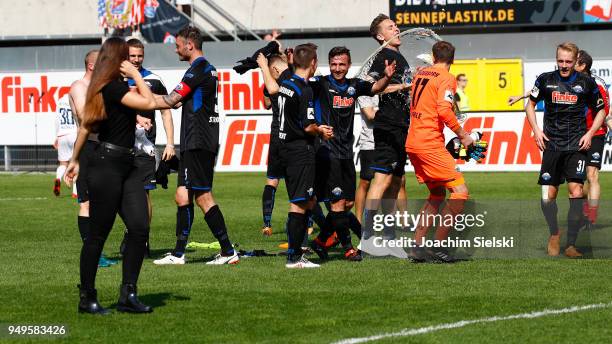The Team of Paderborn celebrate after the 3. Liga match between SC Paderborn 07 and SpVgg Unterhaching at Benteler Arena on April 21, 2018 in...