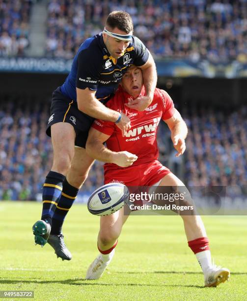 Fergus McFadden of Leinster challenges Gareth Davies to the loose ball during the European Rugby Champions Cup Semi-Final match between Leinster...