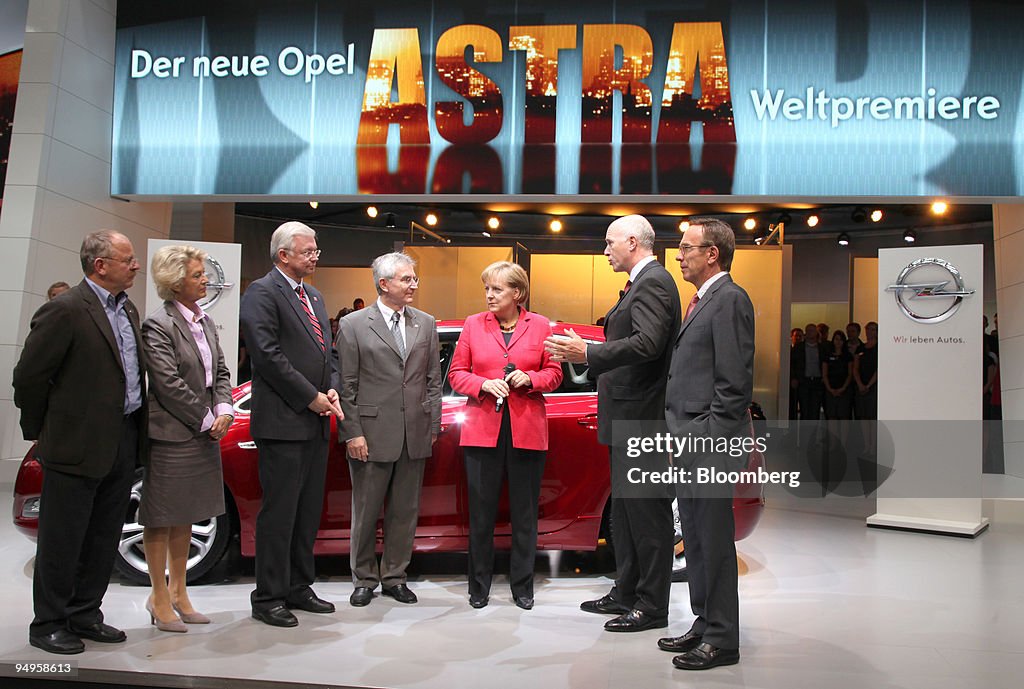 From left to right: Klaus Franz, chairman of the Opel worker