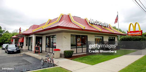 Cars pull up to the drive-through window at a McDonald's restaurant in Park Ridge, Illinois, U.S., on Wednesday, May 27, 2009. McDonald's Corp., the...