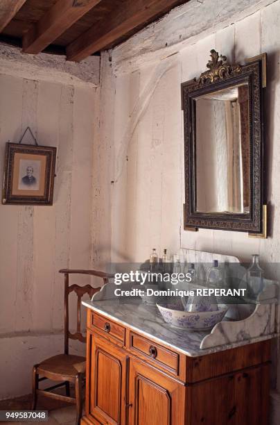 Meuble de toilette à l'intérieur la maison de maître de l'écomusée de Marquèze, à Sabres, dans les Landes, France.