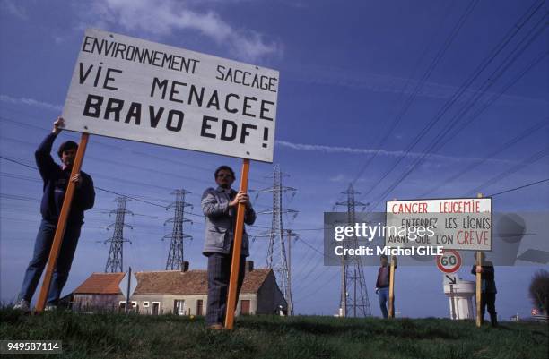 Panneaux d'une campagne de protestation contre une ligne de haute tension d'EDF à la Quinte, en Sarthe, France.