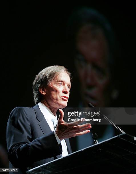 Bill Gross, co-chief investment officer of Pacific Investment Management Co., speaks at the Morningstar Investment Conference luncheon in Chicago,...