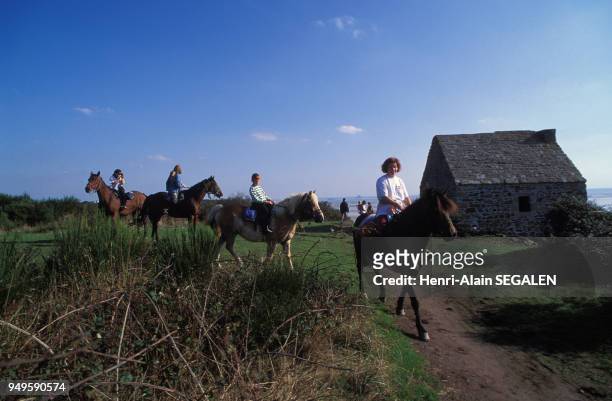 Randonneurs à cheval à Carolles, dans la Manche, France.