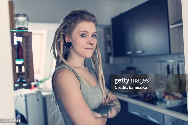 jovencita tatuada en su casa - punk person fotografías e imágenes de stock