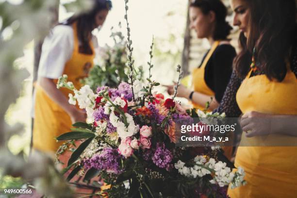 flower workshop - flower arrangement stock pictures, royalty-free photos & images