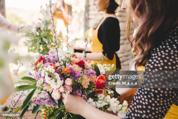 flower workshop - floral arranging stock pictures, royalty-free photos & images