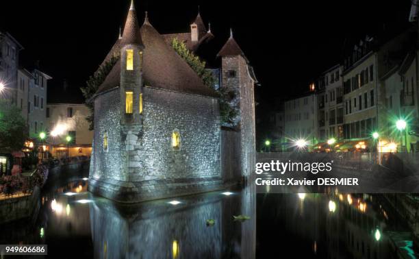 Vue du canal de Thiou et du Palais de l'Isle de nuit, dans la vieille ville d'Annecy, en Haute-Savoie, en France.