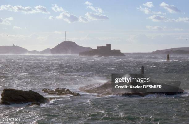 Marseille, Bouches-du-Rhône, La rade de Marseille, par temps de mistral. L'Archipel du Frioul dans le fond et le château d'If au second plan;Le...