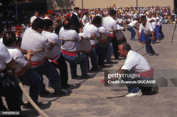 Epreuve de tir à la corde pendant le festival de la force basque de Saint-Palais, dans les Pyrénées-Atlantiques, France.