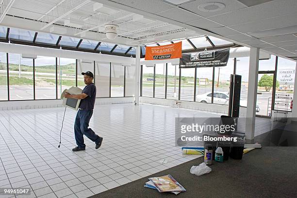 Juaquin Oronia carries out a computer from the closed Medved Chrysler Jeep Dodge dealership in Castle Rock, Colorado, U.S., on Tuesday, June 9, 2009....
