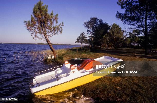 Pédalo au bord de l'étang de Lacanau, en Gironde, France.