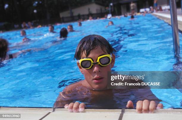 Enfant dans la piscine d'un camping à Soulac-sur-Mer, en Gironde, France.