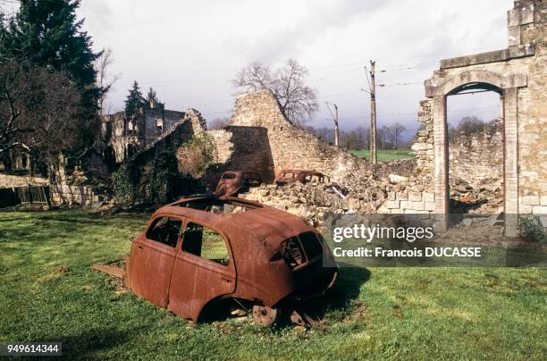 Epave de voiture dans les ruines d'Oradour-sur-Glane, dans la Haute-Vienne, France.