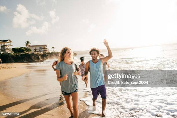 laufen am strand - running toronto stock-fotos und bilder