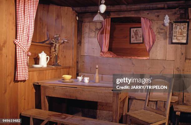 Intérieur d'une maison traditionnelle savoyarde dans le musée de l'habitat ancien à Bessans, en Savoie, France.