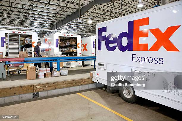 Fedex Loading 2,052 Workers At A Fedex Facility Stock Photos, High-Res Pictures, and ...