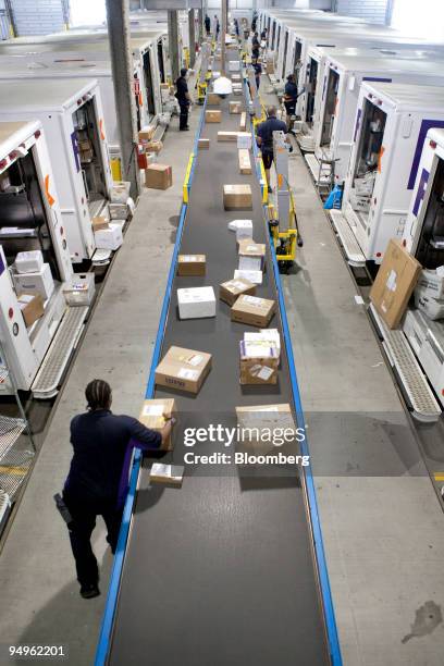 Fedex Loading 24 Fedex Harlem River Yards Stock Photos, High-Res Pictures, and Images ...