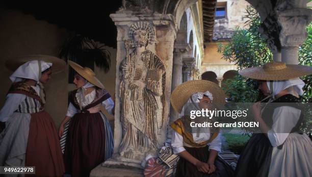 Femmes en costume traditionnel provençal dans le cloître de la cathédrale Saint-Sauveur d'Aix-en-Provence, pendant la fête de la Santo-Estello, dans...