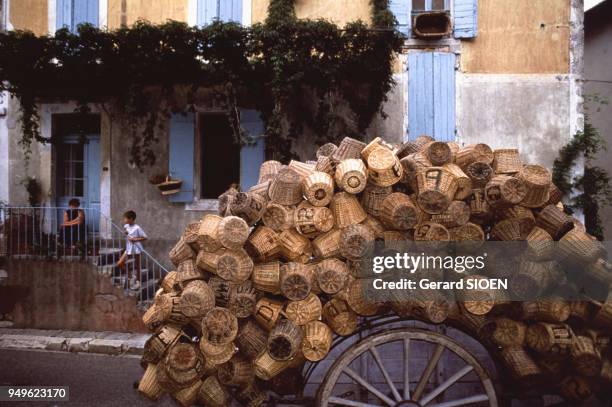 Charrette de paniers défilant pendant la fête de la vannerie à Vallabrègues, France.