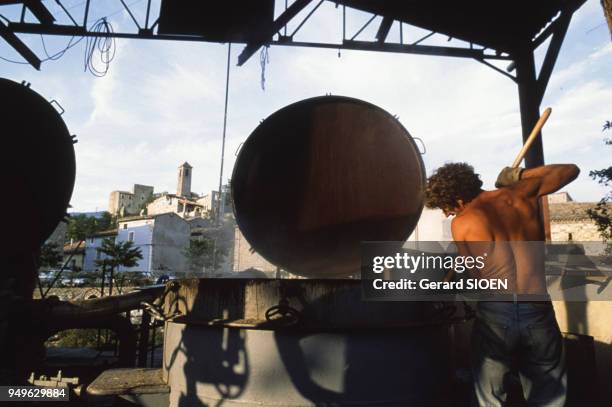 Distillation de la lavande pour la production d'huiles essentielles, à Sainte-Jalle, dans la Drôme, France.