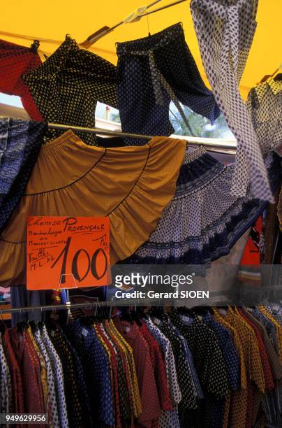 Vêtement en tissus provençal sur le marché des Saintes-Maries-de-la-Mer, dans les Bouches-du-Rhône, France.