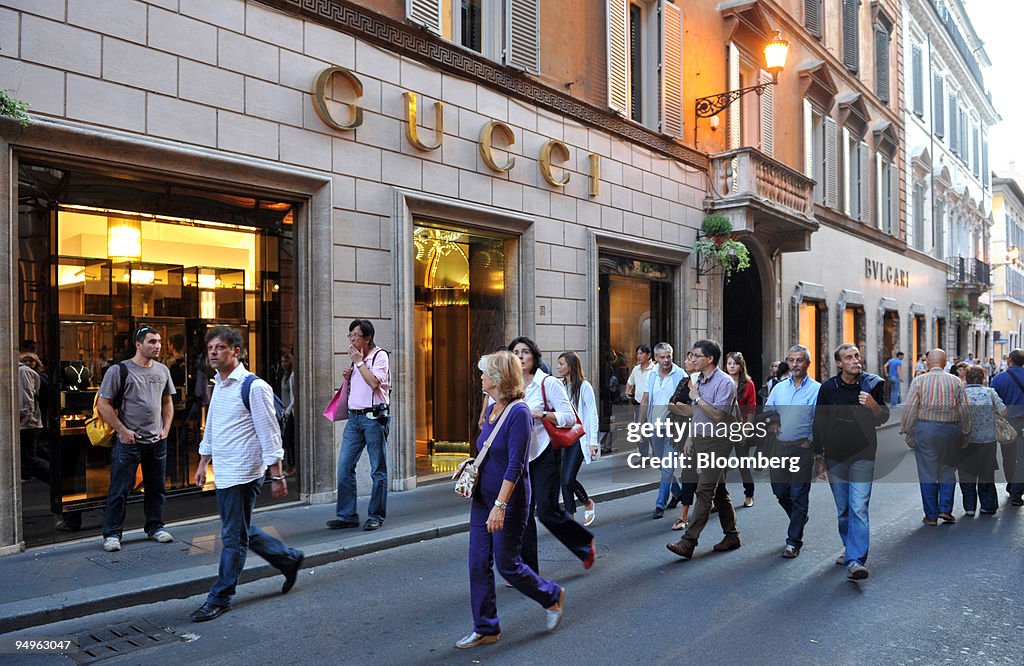 Pedestrians pass a Gucci store on Via Condotti in Rome, Italy, on...  Nachrichtenfoto - Getty Images