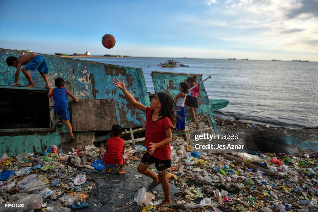 Filipinos Tackle Plastic Pollution At Manila's Bay