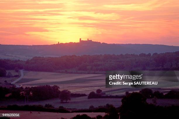 Vue des environs de Fontette au lever du soleil, Croix de Montjoie, Le vézelien site classé en 1998 , Basilique romane Sainte Marie Madeleine,...