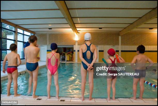 Cours de natation à la piscine municipale.