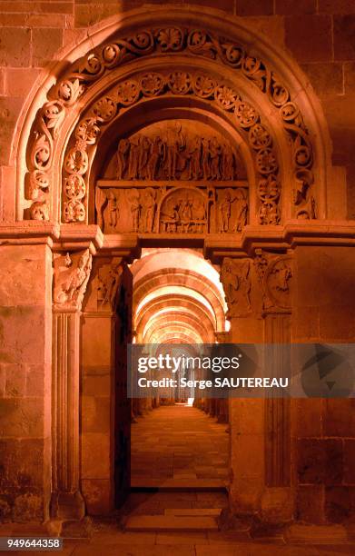 Basilique Romane Sainte Marie Madeleine de Vezelay / Porte d'accès du narthex au bas côté de la basilique.