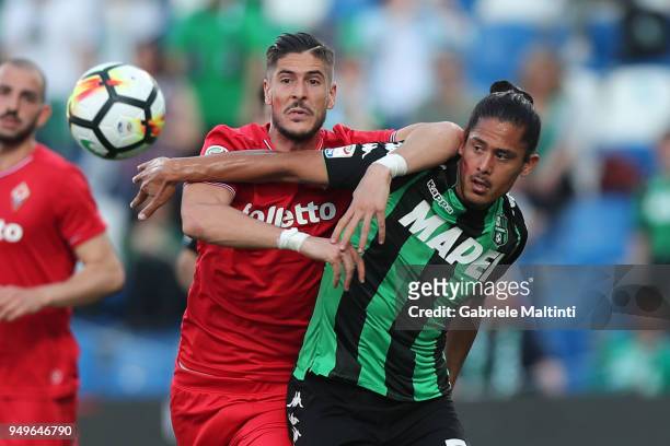 Diego Falcinelli of ACF Fiorentina battles for the ball with Mauricio Lemos of US Sassuolo during the serie A match between US Sassuolo and ACF...