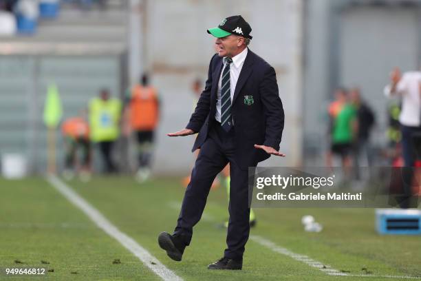 Giuseppe Iachini head coach of US Sassuolo Calcio gestures during the serie A match between US Sassuolo and ACF Fiorentina at Mapei Stadium - Citta'...