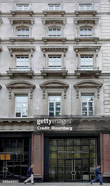 Pedestrians walk past the building which houses the London office of JWM Partners in London, U.K., on Wednesday, July 8, 2009. John Meriwether, who...