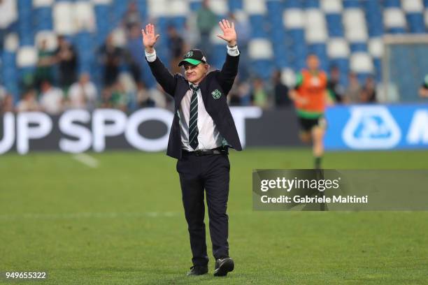 Giuseppe Iachini manager of Sassuolo Calcio greets the ACF Fiorentina supporters during the serie A match between US Sassuolo and ACF Fiorentina at...