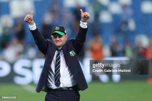 Giuseppe Iachini manager of Sassuolo Calcio greets the ACF Fiorentina supporters during the serie A match between US Sassuolo and ACF Fiorentina at...